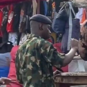 Ce militaire est activement recherché pour excès de ……..
